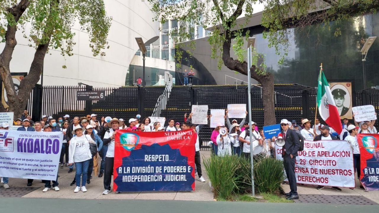 Trabajadores Del Poder Judicial Protestan Afuera Del Senado Previo A La