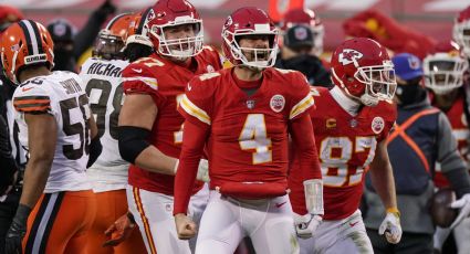 Chiefs recurren a Henne ante conmoción de Mahomes para liquidar a los Browns