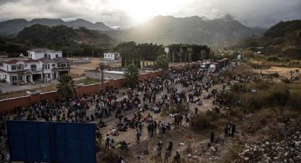 A golpes y empujones, policía de Guatemala disuelve caravana migrante hondureña