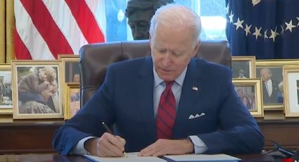 Biden firma órdenes ejecutivas de salud para restablecer el Obamacare y "deshacer el daño hecho por Trump"