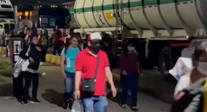 Bloqueo de gaseros en la México-Pachuca obliga a las personas a caminar a sus casas