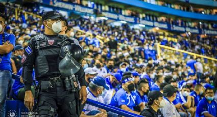 Aficionados de El Salvador intentaron ingresar explosivos al partido contra México