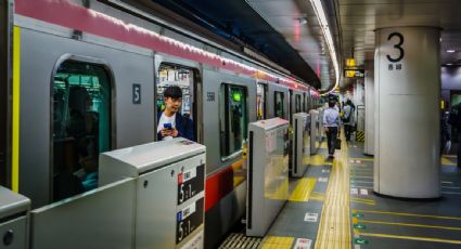 Hombre apuñala a 15 personas y provoca incendio en el metro de Tokio