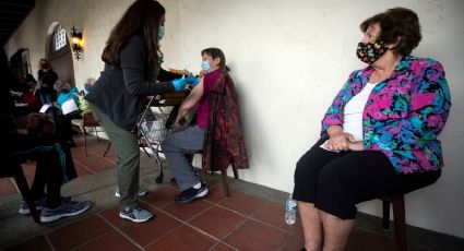 Avanza en más de 50% la vacunación de latinos y afroamericanos en Los Ángeles, pese a desconfianza