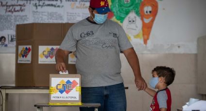 "No hay mucha motivación para votar", lamentan venezolanos en jornada electoral con retrasos y baja participación