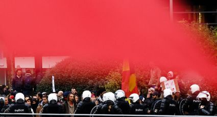 Manifestantes se enfrentan a la policía durante protesta en Bruselas contra medidas por repunte de Covid-19