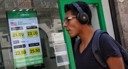 Peso rebasa frontera de 21 unidades por dólar, su nivel más bajo desde marzo