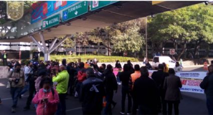 Familiares de menores con cáncer bloquean entrada a la Terminal 1 del AICM