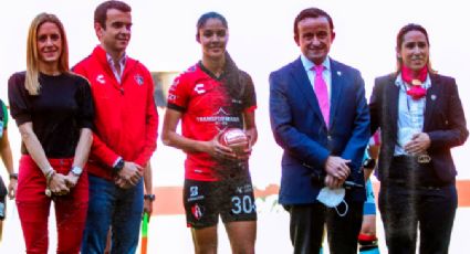 La mexicana Alison González recibe el Balón de Oro de la Liga MX Femenil