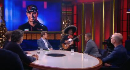 Noticiero en Holanda le lleva mariachi a Checo Pérez por su apoyo a Verstappen y le cantan ‘El Rey'... De paso se disculpan por el “No era penal”