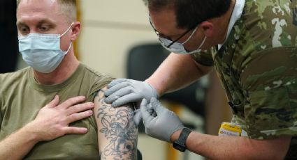 El 98% de los integrantes en activo de las fuerzas armadas de EU se vacunaron contra la Covid antes de la fecha límite