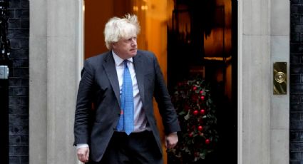 Boris Johnson asistió a una fiesta en pleno confinamiento por Covid-19, de acuerdo con medios británicos