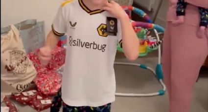 El regalo soñado... Un niño se emociona hasta las lágrimas al recibir la playera de Raúl Jiménez