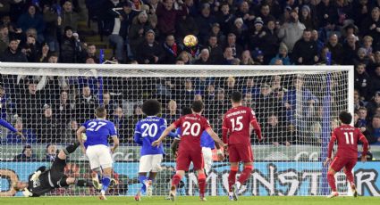 Salah falla un penalti y el Liverpool se aleja del liderato al caer ante el Leicester