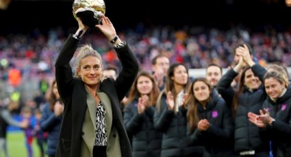 Alexia Putellas presenta el Balón de Oro al Camp Nou y recibe sonora ovación de la afición del Barcelona