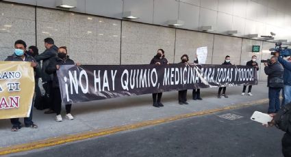 Familiares de menores con cáncer se manifiestan en la Terminal 1 del AICM por desabasto de medicamentos