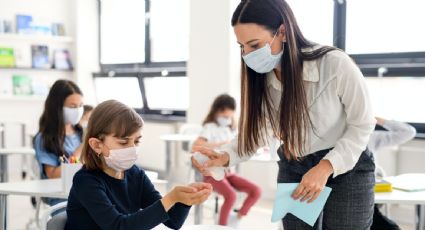 Bajo presión por la reapertura, escuelas de EU recibirán nuevas guías contra la Covid