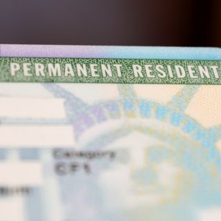 Nuevas reglas de EU podrían negar la residencia a migrantes por expresar su opinión, afirma el NYT