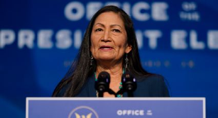 Deb Haaland, nominada para el Departamento de Interior, promete equilibrio en las políticas energéticas y el combate al cambio climático