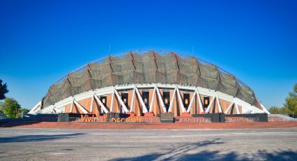 Adultos mayores ignoran llamado de gobierno de CDMX; pasan la noche afuera del Palacio de los Deportes en espera de vacunas