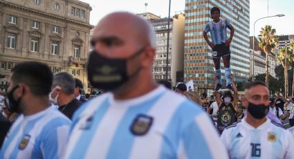 Hinchas de Maradona marchan en Buenos Aires pidiendo justicia