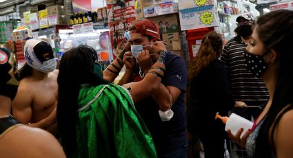 Luchadores promueven uso de cubrebocas en Central de Abasto de la CDMX