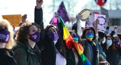 Mujeres, estudiantes y miembros de la comunidad LGBT protestan contra el gobierno en Turquía