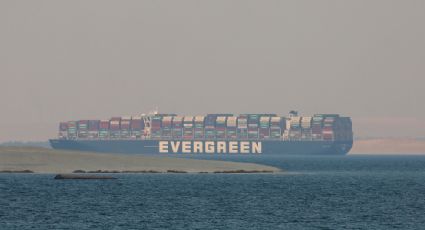 Expertos examinan el casco del barco que bloqueó una semana el paso en el Canal de Suez