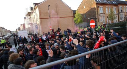 Autobús del Real Madrid es recibido a pedradas por fans del Liverpool