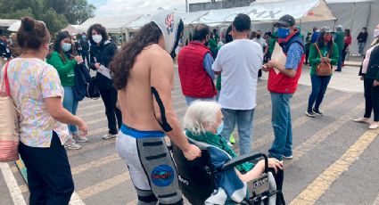 Luchadores se ‘lanzan’ a CU para apoyar a adultos mayores que se están vacunando