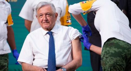 AMLO se vacuna contra la Covid-19 con dosis de AstraZeneca para "dar el ejemplo"