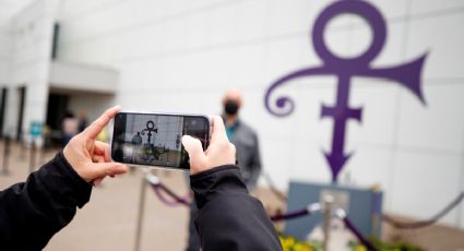 Fanáticos de Prince le rinden homenaje en Paisley Park a 5 años de su muerte