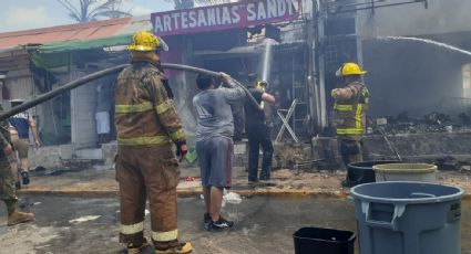 Fuerte incendio en Isla Mujeres consume comercios de zona de restaurantes