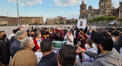 Madres de desaparecidos protestan afuera de Palacio Nacional mientras AMLO "celebra" el 10 de mayo con concierto