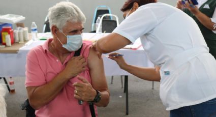 ‘Tuca’ Ferretti es ovacionado al acudir por la segunda dosis de la vacuna contra la Covid-19