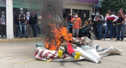 Normalistas de Ayotzinapa protestan frente a casa de campaña de Evelyn Salgado