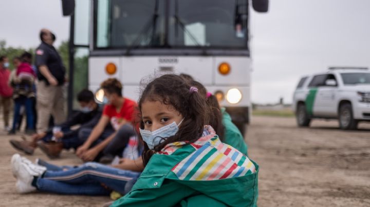 EU investiga reportes de niños migrantes retenidos en autobuses en Texas