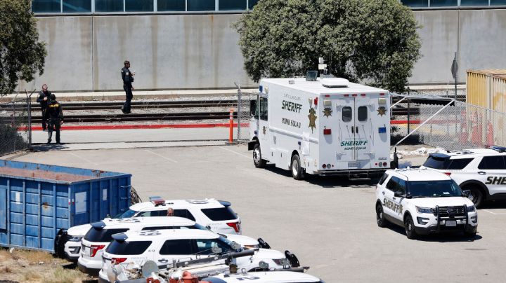 Suman 10 muertos por tiroteo en vía férrea en California