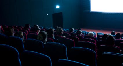 Cines en EU permitirán que personas completamente vacunadas entren sin cubrebocas