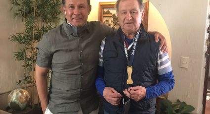 Juan Reynoso regala su medalla de campeón a Enrique Meza como agradecimiento