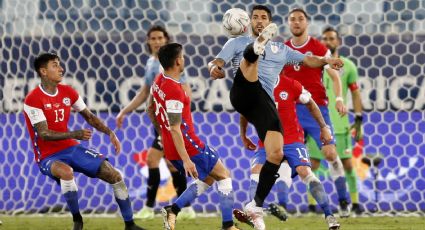 Uruguay evita la derrota contra Chile gracias a un autogol de Arturo Vidal