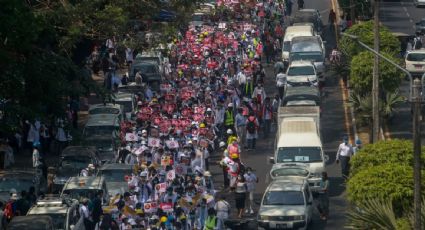 Junta militar de Birmania afirma que restaurará el sistema democrático; acusa a líder depuesta de "desmantelarlo"