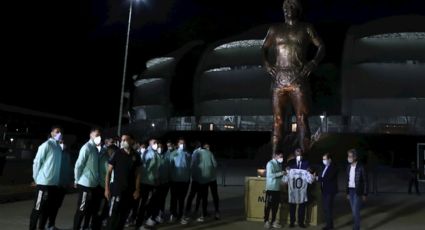 Argentina rinde homenaje a Maradona al develar su estatua a seis meses de su muerte