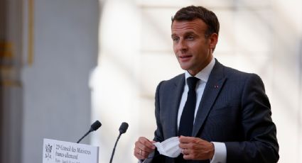Hombre suelta cachetada al presidente francés Emmanuel Macron durante viaje oficial
