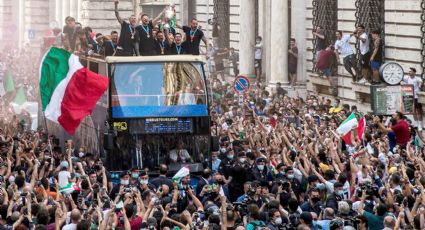 La selección italiana recorre las calles de Roma para celebrar la Eurocopa... ¡En medio de la pandemia!