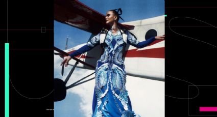 Iris van Herpen presenta su colección ‘Earthrise’ con una paracaidista con un vestido de alta costura