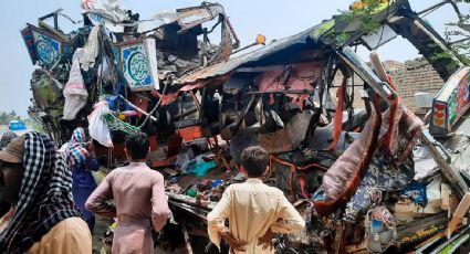 Choque de autobús en Pakistán deja 33 muertos y 40 heridos