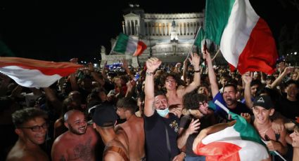 En Italia, la vida es bella... Miles de aficionados celebran en las calles el pase a la Final