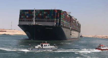 El "Ever Given" navega tras estar retenido desde marzo en el canal de Suez