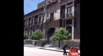 Dispersan con agua y extintores protesta feminista en el Congreso del Estado de México